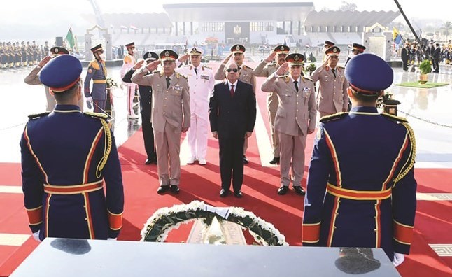 الرئيس عبد الفتاح السيسي يضع اكليلا من الزهور علي قبر الرئيس الراحل انور السادات