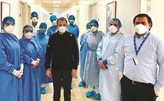 رئيس ​التيار الوطني الحر​ جبران باسيل ينشر صورة له مع الطاقم الطبي قبل مغادرته المستشفى