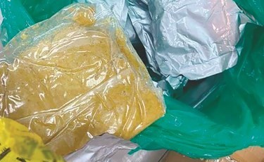 المخدرات المضبوطة عقب استخراجها من طرد البريد