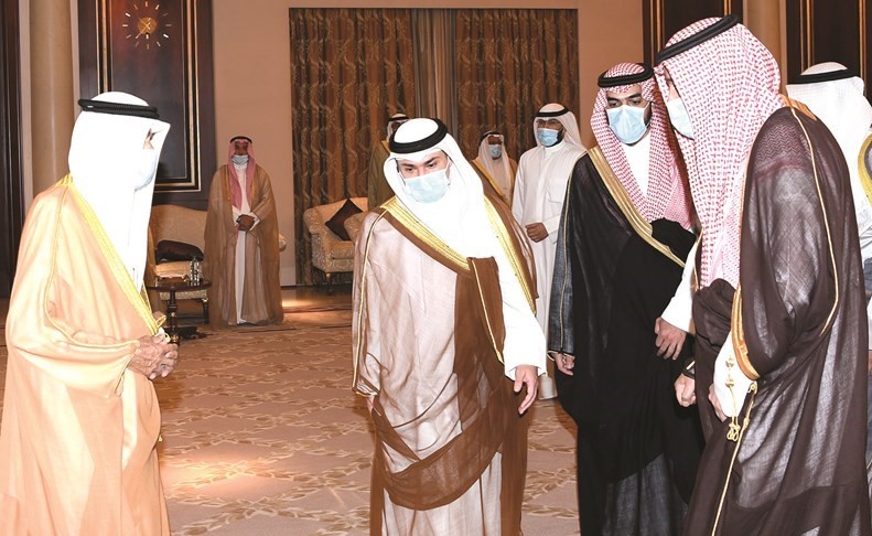 صاحب السمو الأمير الشيخ نواف الأحمد يتلقى التعازي من صاحب السمو الملكي الأمير د.حسام بن سعود