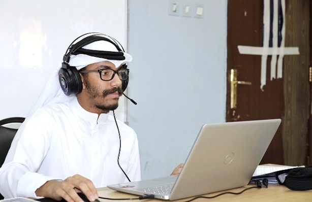 أحد المعلمين يقدم حصته الافتراضية