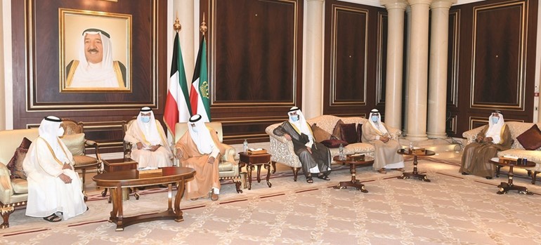 صاحب السمو الأمير الشيخ نواف الأحمد مستقبلا رئيس مجلس الشورى القطريأحمد بن عبدالله بن زيد بحضور مرزوق الغانم والشيخ مشعل الأحمد والشيخ جابر العبدالله