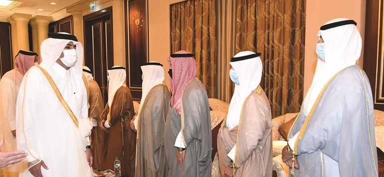 رئيس وزراء قطر معزيا عددا من الشيوخ