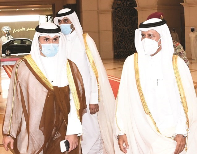 الشيخ خالد العبدالله ورئيس مجلس الشورى القطري لدى وصوله