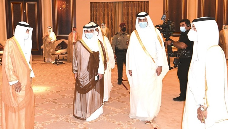 صاحب السمو الأمير الشيخ نواف الأحمد يتلقى تعازي رئيس مجلس الشورى القطري