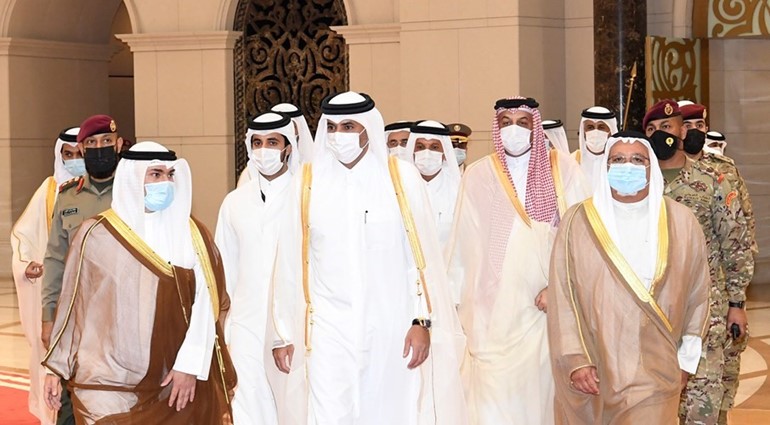 الشيخ علي الجراح والشيخ خالد العبدالله لدى استقبال رئيس وزراء قطر بالمطار