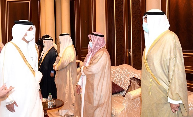 سمو الشيخ ناصر المحمد وسمو الشيخ جابر المبارك والشيخ حمد صباح الأحمد وسمو الشيخ صباح الخالد يتلقون العزاء من رئيس وزراء قطر