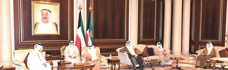 صاحب السمو الأمير الشيخ نواف الأحمد مستقبلا رئيس الوزراء القطري الشيخ خالد بن خليفة ثاني بحضور مرزوق الغانم والشيخ مشعل الأحمد