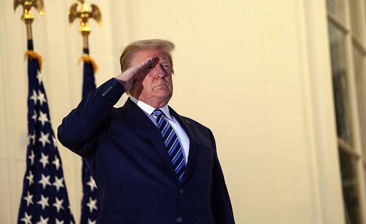الرئيس دونالد ترامب يؤدي التحية العسكرية من شرفة البيت الابيض (أ.ف.ب)