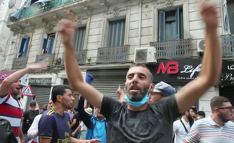 بالفيديو.. مسيرات وتجمعات في الجزائر رغم قرار منع التظاهرات