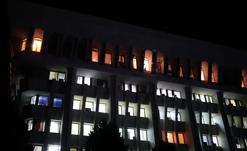 بالفيديو.. متظاهرون يستولون على مقرّ السلطة في قرغيزستان ويطلقون سراح الرئيس السابق