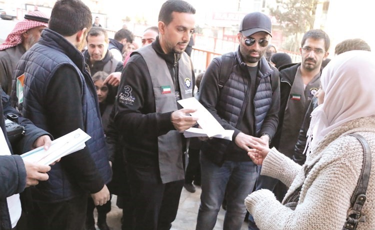 د.عبدالعزيز الحسن يوزع خيرات أهل الكويت على اللاجئين