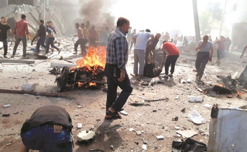 صورة نشرها الدفاع المدني لسوريين يحاولون إسعاف مصابين سقطوا في انفجار مدينة الباب