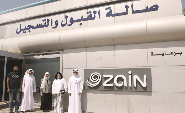 مسؤولو زين وعمادة القبول والتسجيل أمام الصالة
