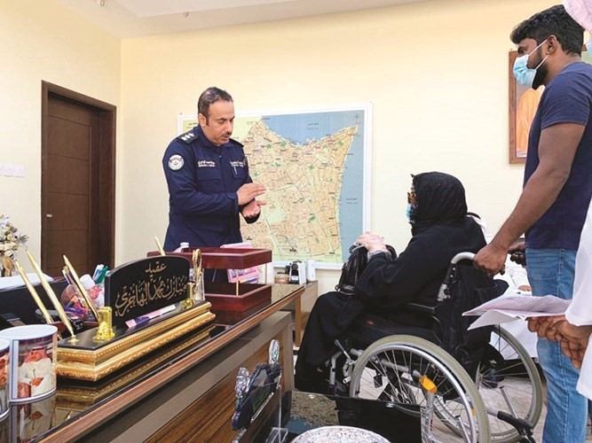  ويدقق في معاملة سيدة مسنة