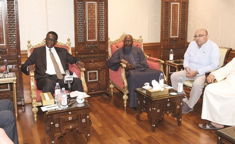 وزير الخارجية والمغتربين في السنغال امادو باه متحدثا للصحافيين بحضور السفير عبدالأحد إمباكي والزميل أسامة دياب (أحمد علي)