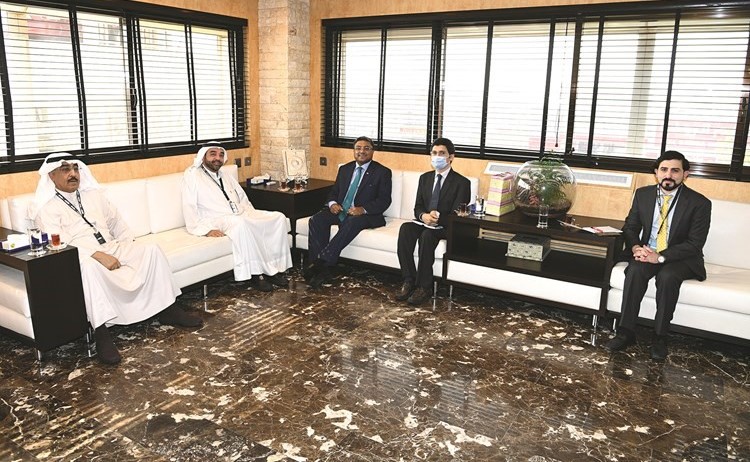 رئيس التحرير الزميل يوسف خالد المرزوق خلال استقباله السفير الهندي سيبي جورج والسكرتير الثاني بالسفارةفهد أحمد خان سوري بحضور نائب رئيس التحرير الزميل عدنان الراشد ومدير التحرير الزميل محمد بسام الحسيني 			(هاني الشمري)