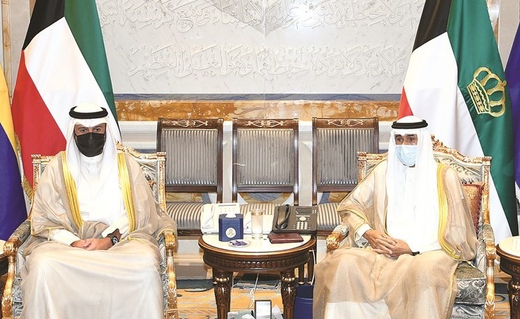 صاحب السمو الأمير الشيخ نواف الأحمد خلال استقباله وزير الداخلية أنس الصالح