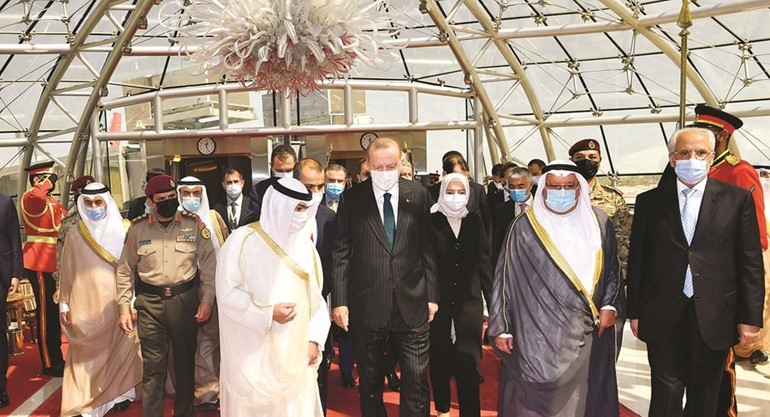 الرئيس التركي لدى وصوله وفي استقباله الشيخ علي الجراح والشيخ خالد العبدالله