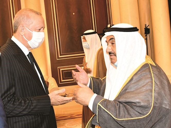 سمو الشيخ ناصر المحمد خلال تلقيه تعازي الرئيس التركي