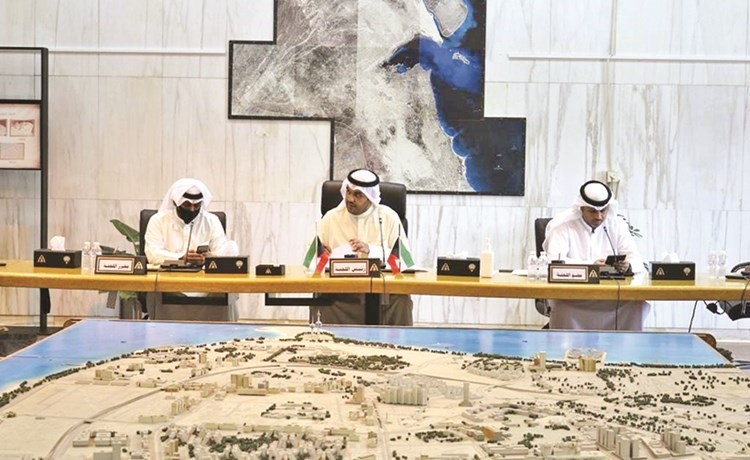 عبدالعزيز المعجل مترئسا اجتماع لجنة حولي