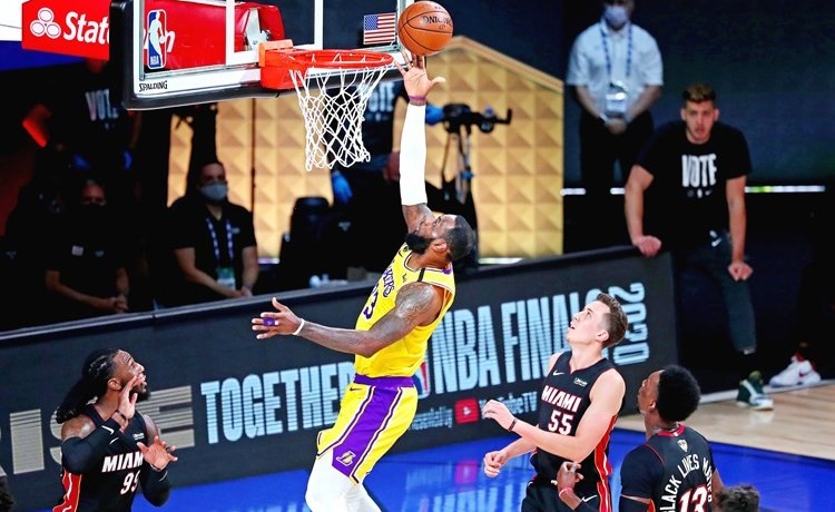 تألق ليبرون وديفيس يضع ليكرز على بُعد خطوة من لقب الـ «NBA»