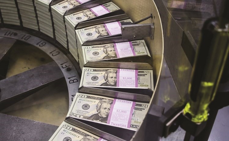 «فايننشال تايمز» تتوقع انهيار الدولار بـ35% نهاية 2021