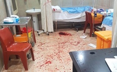 الدماء متناثرة في ارضية غرفة كشف المستوصف
