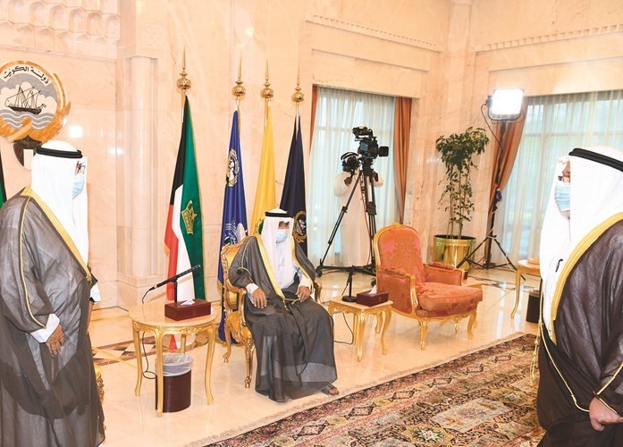 صاحب السمو الأمير الشيخ نواف الأحمد وسمو ولي العهد الشيخ مشعل الأحمد والشيخ علي الجراح