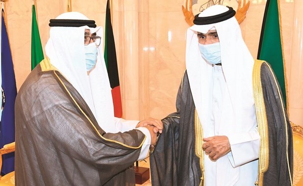 صاحب السمو الأمير الشيخ نواف الأحمد مصافحا سمو ولي العهد الشيخ مشعل الأحمد