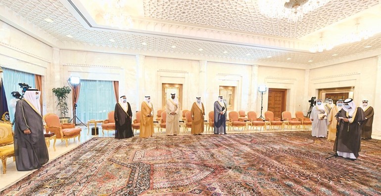 صاحب السمو الأمير الشيخ نواف الأحمد يشهد أداء القسم لسمو ولي العهد الشيخ مشعل الأحمد