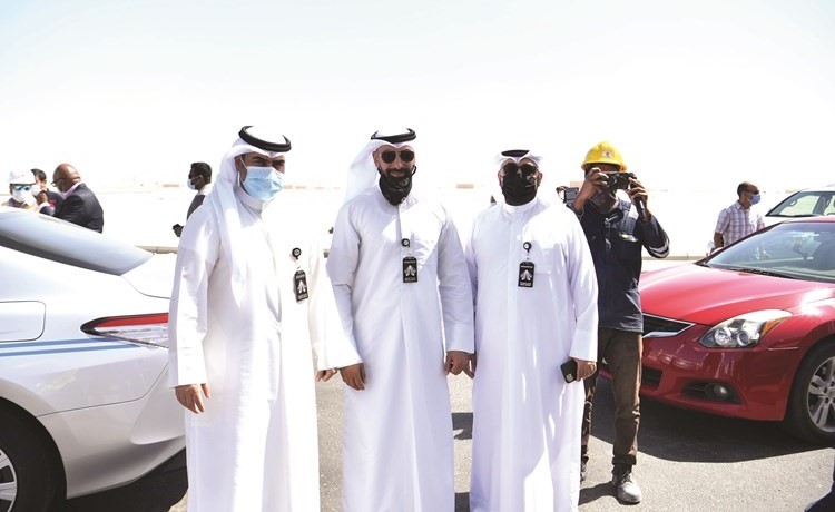 عمر الرويح وبدر بو جبارة وأحمد الشطي خلال تواجدهم في الموقع