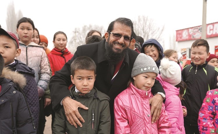 محمد الشايع مع عدد من الأطفال