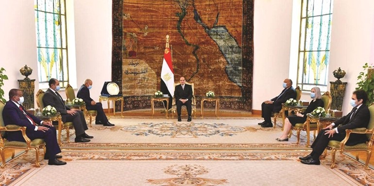 الرئيس عبد الفتاح السيسي عقب تسلمه من أمين عام الجامعة العربية أحمد أبو الغيط درع العمل التنموي العربي لعام 2020