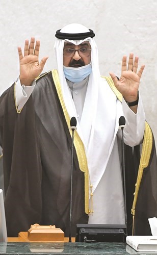 سمو ولي العهد الشيخ مشعل الأحمد يحيي كبار الشيوخ وأعضاء مجلس الأمة والحضور بعد أداء القسم الدستوري في قاعة عبدالله السالم	(هاني الشمري)