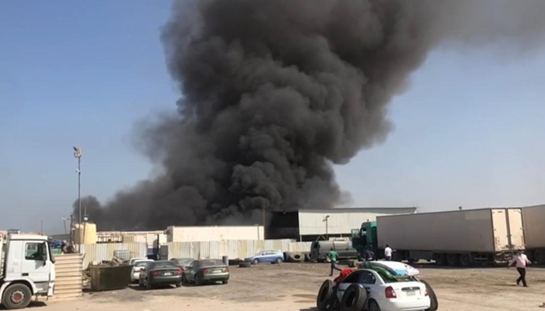 5 فرق للإطفاء تسيطر على حريق سكن عمال ومصنع كبس ورقيات على طريق جاسم الخرافي