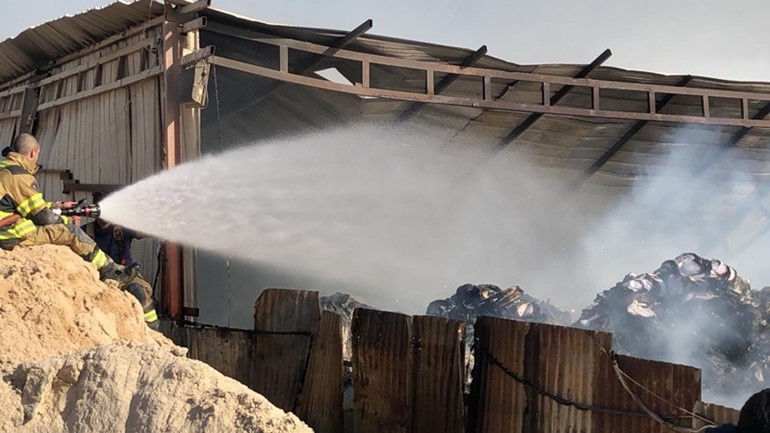 5 فرق للإطفاء تسيطر على حريق سكن عمال ومصنع كبس ورقيات على طريق جاسم الخرافي