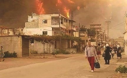 صورة تداولها ناشطون لسكان بلدة أم الطيور يغادرون منازلهم بعد ان اقتربت النيران منها