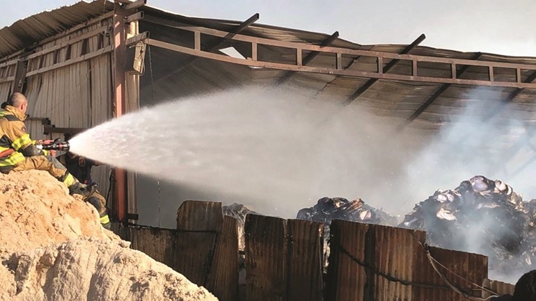 رجال الإطفاء خلال تعاملهم مع الحريق