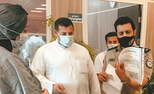 المقدم حسين الحربي يدقق في معاملات المراجعين