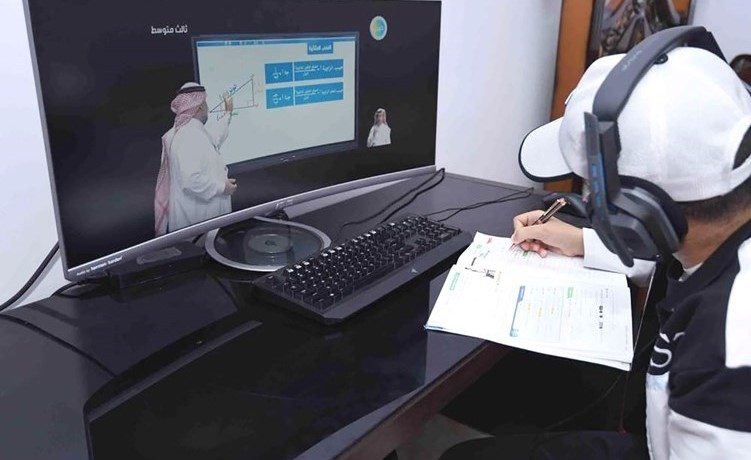 مصادر تربوية لـ «الأنباء»: تدخُّل أولياء الأمور في الحصص الافتراضية يربك الهيئة التعليمية