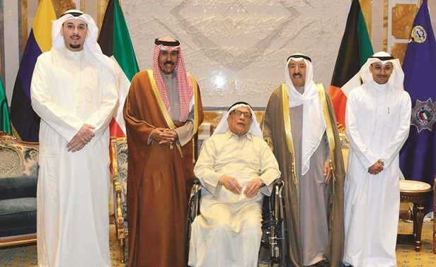 صاحب السمو أمير البلاد الشيخ نواف الأحمد وسمو الأمير الراحل الشيخ صباح الأحمد ود.صالح العجيري والمنتج مزيد المعوشرجي في مناسبة سابقة