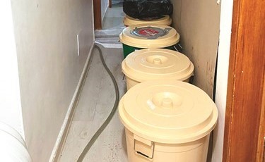 من مضبوطات مصنع الخمور في الجليب