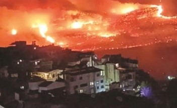 النيران تلتهم مساحات واسعة من المناطق الجبلية والغابات في الساحل