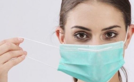 سيدة في ألمانيا تنزع كمامتها وتسعل في وجه رجل بسبب عدم التزامه بالتباعد الجسدي