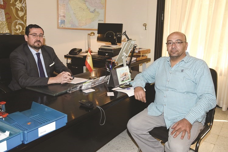 السفير الإسباني ميغيل مورو اغيلار خلال اللقاء مع الزميل اسامة دياب 	(أحمد علي)