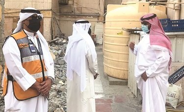 الشيخ طلال الخالد خلال الجولة في بنيد القار