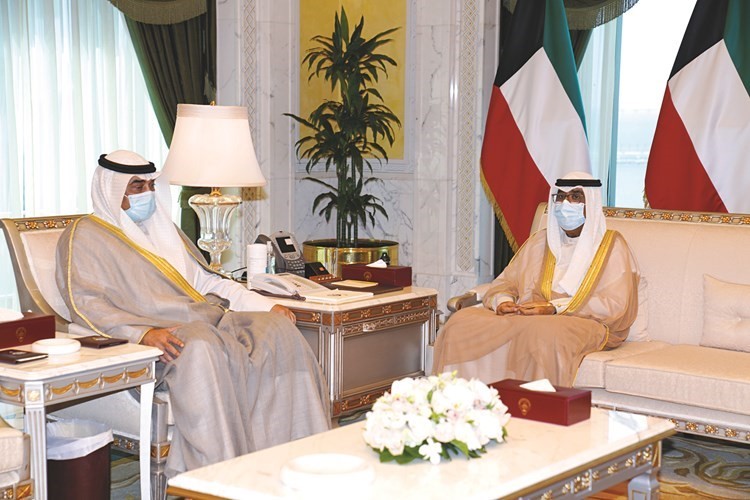 سمو ولي العهد الشيخ مشعل الأحمد مستقبلا سمو رئيس مجلس الوزراء الشيخ صباح الخالد