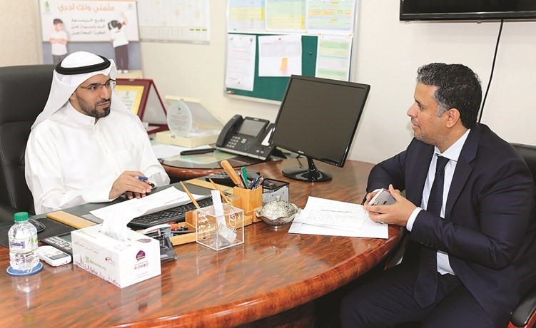 سعد العتيبي مع ممثل شركة علي عبدالوهاب