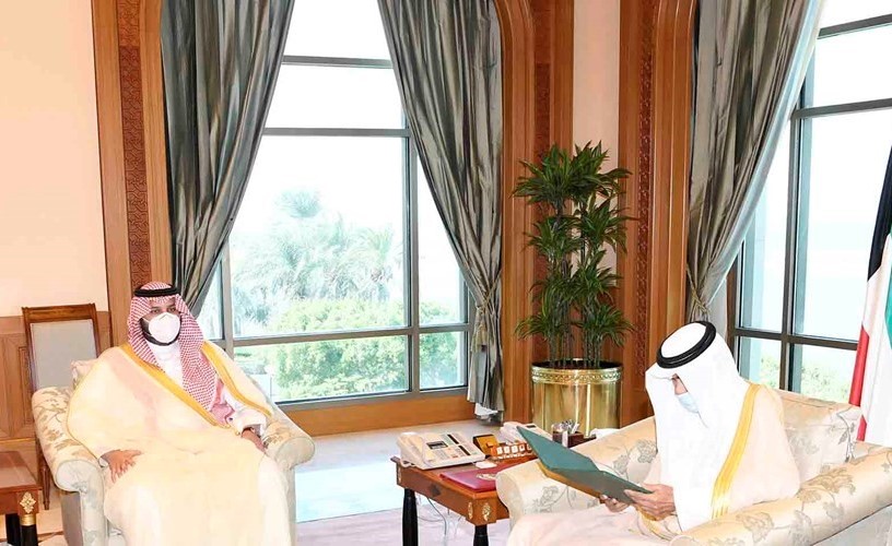 صاحب السمو الأمير الشيخ نواف الأحمد خلال تسلمه رسالة خادم الحرمين الشريفين الملك سلمان بن عبدالعزيز آل سعود